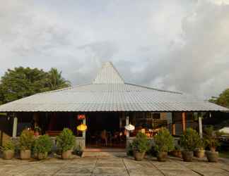 Exterior 2 Waroeng LaMar