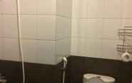 Toilet Kamar 5 The Green Pramuka City by Dede