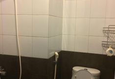Toilet Kamar 5 The Green Pramuka City by Dede