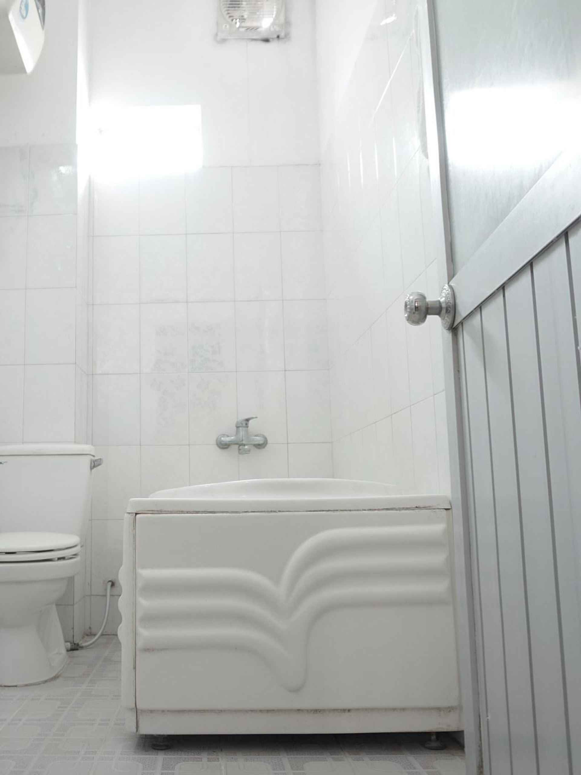 Phòng tắm bên trong Hoa Bien Hotel