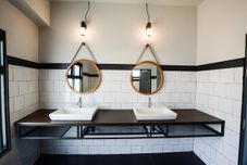 客室内バスルーム By Hotel Kanchanaburi