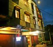 Bangunan 2 Leos Hotel