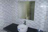 In-room Bathroom DeIndra Nusa Inn