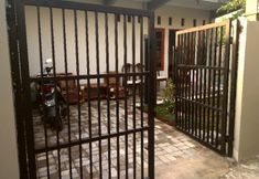外部的 6 Adikarta Guesthouse Janti Syariah