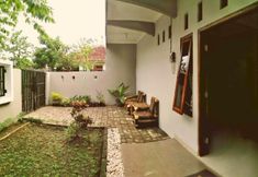 外部的 2 Adikarta Guesthouse Janti Syariah
