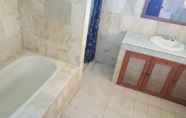 In-room Bathroom 7 Mumbul Villa