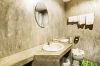 ห้องน้ำภายในห้อง B2 Mahidol Boutique & Budget Hotel
