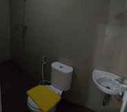 Phòng tắm bên trong 7 In Out Hotel Pangandaran