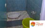 In-room Bathroom 5 Penginapan Topan