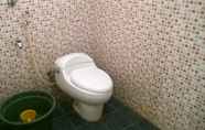 Toilet Kamar 7 Simple Room at Clawdio Homestay