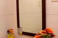 In-room Bathroom Dhaksina Hotel Medan