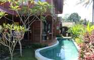 สระว่ายน้ำ 2 Nadya Homestay