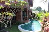 สระว่ายน้ำ Nadya Homestay