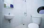 In-room Bathroom 6 Mas Mansyur Guesthouse