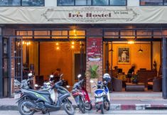 Bên ngoài 2 Iris Hostel
