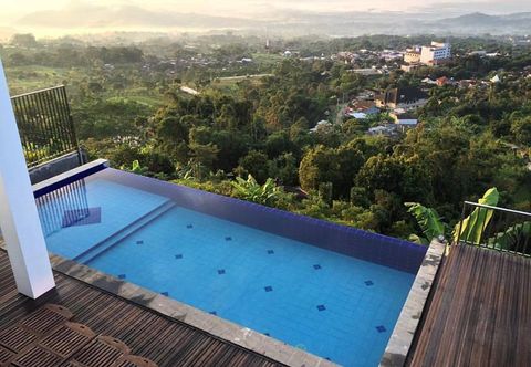 Swimming Pool Pleasant Stay Full House at KJ Villa Bandungan 
