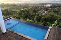 Kolam Renang Pleasant Stay Full House at KJ Villa Bandungan 