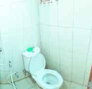 Toilet Kamar 3 Comfy Room at Margonda Residence 4 by Dearry