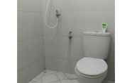 Toilet Kamar 3 Dorm Room at Hostel Backpacker44