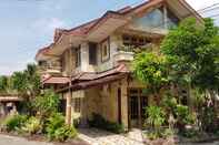 ภายนอกอาคาร Family 4 Bedroom at Griya Utie