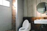 Toilet Kamar Wara Boutique Hotel