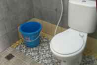 Toilet Kamar Family 4 Bedroom at Hani Homestay Jogja