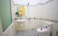 Toilet Kamar 7 4 Quarters Homestay Dalat