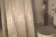 ห้องน้ำภายในห้อง Cemara Guest House Syariah