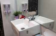 Toilet Kamar 6 Apartemen Bogor Valley by Amel