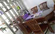 Bar, Kafe, dan Lounge 3 C60 Homestay Syariah