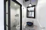 ห้องน้ำภายในห้อง Sukh Serviced Apartment