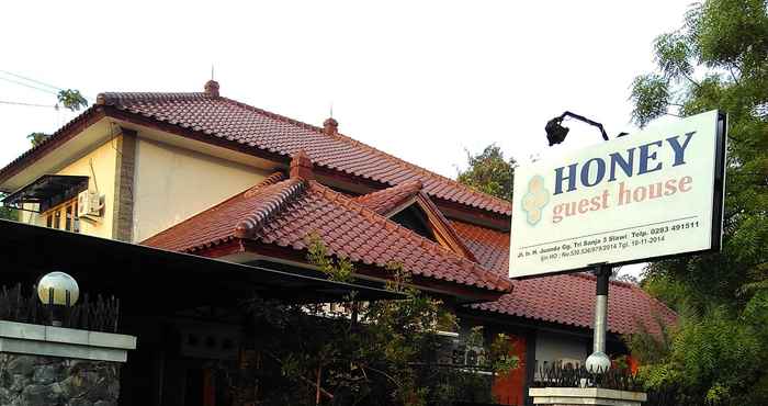 Exterior Comfy Room at HONEY guesthouse Syariah