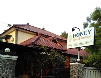 Bangunan 2 Comfy Room at HONEY guesthouse Syariah