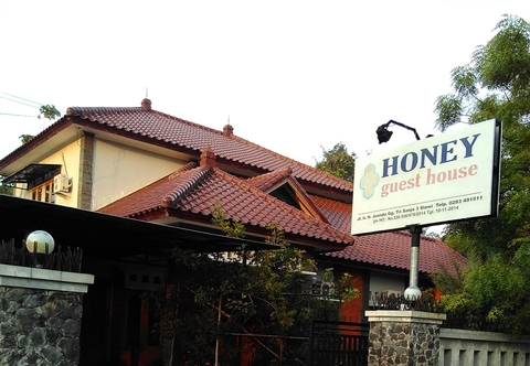 Bangunan Comfy Room at HONEY guesthouse Syariah