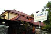 Exterior Comfy Room at HONEY guesthouse Syariah