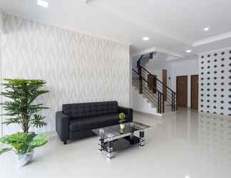 Lobby 2 RedDoorz Plus @ Boulevard Residence BSD