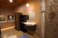 Toilet Kamar Baanviewtaly Pool Villas