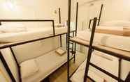 Phòng ngủ 3 Warm White Hostel