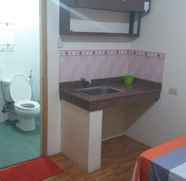 Toilet Kamar 5 Budget Studio Unit in Makati