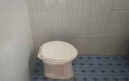 Toilet Kamar 2 Sasak Mentagi Homestay