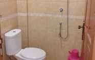 Toilet Kamar 6 Ridhomas Hotel