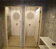 In-room Bathroom 4 Yoo Yen Pen Sook Hostel