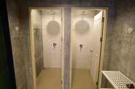 ห้องน้ำภายในห้อง Yoo Yen Pen Sook Hostel