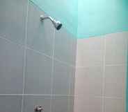 In-room Bathroom 7 RUMAH KUNING SYARIAH