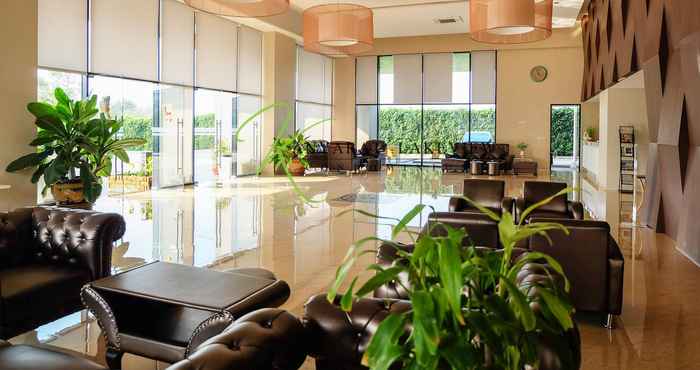 Lobby Kanyarat Lakeview Condominium by Wilai Jumpaphan