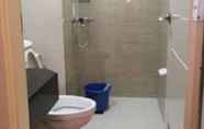 Toilet Kamar 5 Favila Condotel - 101 Newport Boulevard