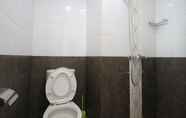 Toilet Kamar 5 Apartemen Green Pramuka City by Aparian