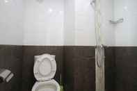 In-room Bathroom Apartemen Green Pramuka City by Aparian