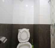 In-room Bathroom 5 Apartemen Green Pramuka City by Aparian