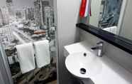 Phòng tắm bên trong 5 Red Planet Manila Bay